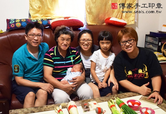 張寶寶(台中太平區到府嬰兒寶寶滿月剃頭理髮、免費到府嬰兒剃胎毛儀式吉祥話)。到府剃頭剃胎毛主持、專業拍照、DVD光碟、證書。★購買「臍帶章、肚臍章、胎毛筆刷印章」贈送：剃頭、收涎、抓周，三選一。2015.11.15 照片2